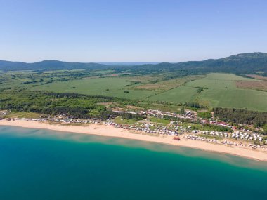 Bulgaristan 'ın Burgaz Bölgesi Gradina (Bahçe) Plajı yakınlarındaki Karadeniz kıyı şeridinin havadan görüntüsü