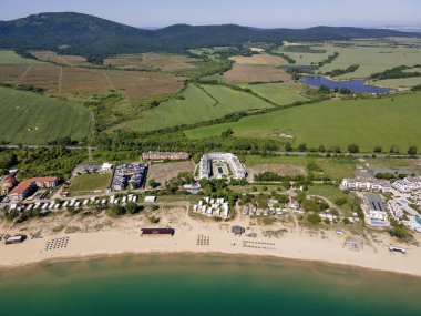 Bulgaristan 'ın Burgaz Bölgesi Gradina (Bahçe) Plajı yakınlarındaki Karadeniz kıyı şeridinin havadan görüntüsü
