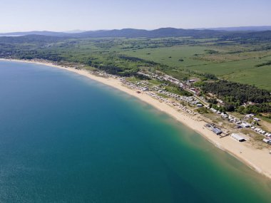 Bulgaristan 'ın Burgaz Bölgesi Gradina (Bahçe) Plajı yakınlarındaki Karadeniz kıyı şeridinin havadan görüntüsü