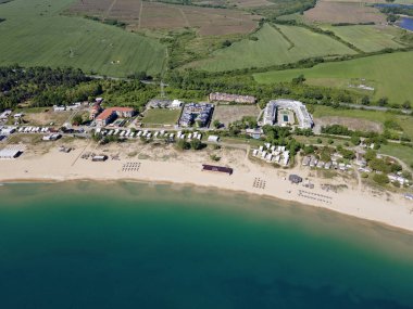 Bulgaristan 'ın Burgaz Bölgesi Gradina (Bahçe) Plajı yakınlarındaki Karadeniz kıyı şeridinin havadan görüntüsü