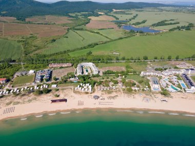 Bulgaristan 'ın Burgaz Bölgesi Gradina (Bahçe) Plajı yakınlarındaki Karadeniz kıyı şeridinin havadan görüntüsü