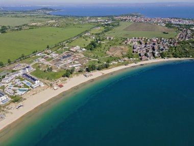 Bulgaristan 'ın Burgaz Bölgesi Gradina (Bahçe) Plajı yakınlarındaki Karadeniz kıyı şeridinin havadan görüntüsü