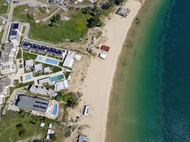 Bulgaristan 'ın Burgaz Bölgesi Gradina (Bahçe) Plajı yakınlarındaki Karadeniz kıyı şeridinin havadan görüntüsü