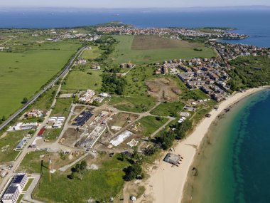 Bulgaristan 'ın Burgaz Bölgesi Gradina (Bahçe) Plajı yakınlarındaki Karadeniz kıyı şeridinin havadan görüntüsü