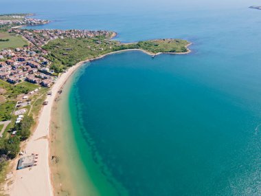 Bulgaristan 'ın Burgaz Bölgesi Gradina (Bahçe) Plajı yakınlarındaki Karadeniz kıyı şeridinin havadan görüntüsü