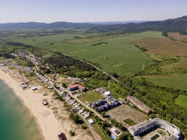 Bulgaristan 'ın Burgaz Bölgesi Gradina (Bahçe) Plajı yakınlarındaki Karadeniz kıyı şeridinin havadan görüntüsü