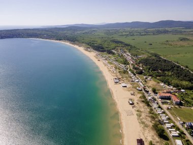 Bulgaristan 'ın Burgaz Bölgesi Gradina (Bahçe) Plajı yakınlarındaki Karadeniz kıyı şeridinin havadan görüntüsü