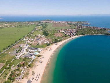 Bulgaristan 'ın Burgaz Bölgesi Gradina (Bahçe) Plajı yakınlarındaki Karadeniz kıyı şeridinin havadan görüntüsü