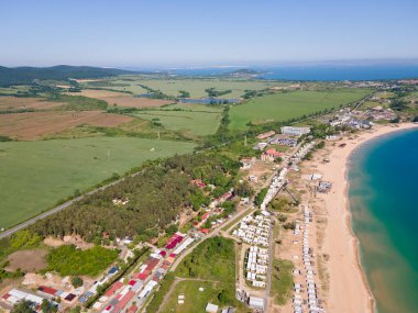 Bulgaristan 'ın Burgaz Bölgesi Gradina (Bahçe) Plajı yakınlarındaki Karadeniz kıyı şeridinin havadan görüntüsü