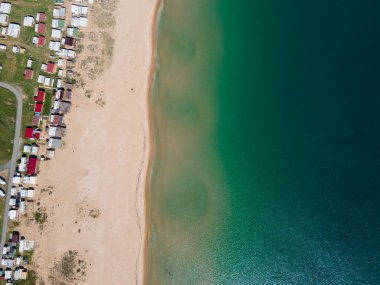 Bulgaristan 'ın Burgaz Bölgesi Gradina (Bahçe) Plajı yakınlarındaki Karadeniz kıyı şeridinin havadan görüntüsü