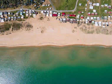 Bulgaristan 'ın Burgaz Bölgesi Gradina (Bahçe) Plajı yakınlarındaki Karadeniz kıyı şeridinin havadan görüntüsü
