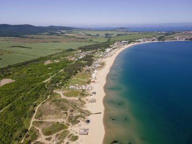 Bulgaristan 'ın Burgaz Bölgesi Gradina (Bahçe) Plajı yakınlarındaki Karadeniz kıyı şeridinin havadan görüntüsü
