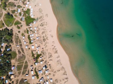 Bulgaristan 'ın Burgaz Bölgesi Gradina (Bahçe) Plajı yakınlarındaki Karadeniz kıyı şeridinin havadan görüntüsü