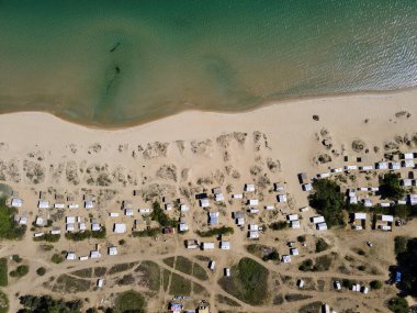 Bulgaristan 'ın Burgaz Bölgesi Gradina (Bahçe) Plajı yakınlarındaki Karadeniz kıyı şeridinin havadan görüntüsü