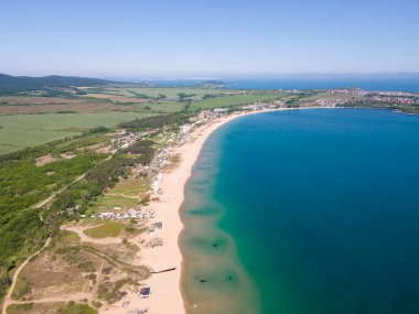 Bulgaristan 'ın Burgaz Bölgesi Gradina (Bahçe) Plajı yakınlarındaki Karadeniz kıyı şeridinin havadan görüntüsü