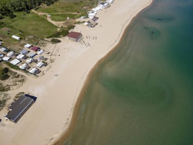 Bulgaristan 'ın Burgaz Bölgesi Gradina (Bahçe) Plajı yakınlarındaki Karadeniz kıyı şeridinin havadan görüntüsü