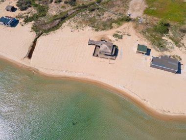 Bulgaristan 'ın Burgaz Bölgesi Gradina (Bahçe) Plajı yakınlarındaki Karadeniz kıyı şeridinin havadan görüntüsü