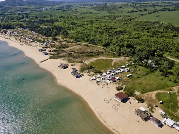 Bulgaristan 'ın Burgaz Bölgesi Gradina (Bahçe) Plajı yakınlarındaki Karadeniz kıyı şeridinin havadan görüntüsü