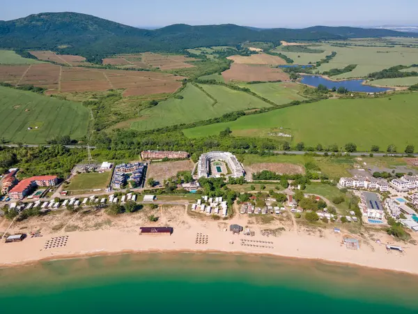 Bulgaristan 'ın Burgaz Bölgesi Gradina (Bahçe) Plajı yakınlarındaki Karadeniz kıyı şeridinin havadan görüntüsü