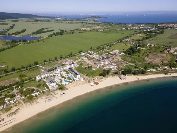 Bulgaristan 'ın Burgaz Bölgesi Gradina (Bahçe) Plajı yakınlarındaki Karadeniz kıyı şeridinin havadan görüntüsü