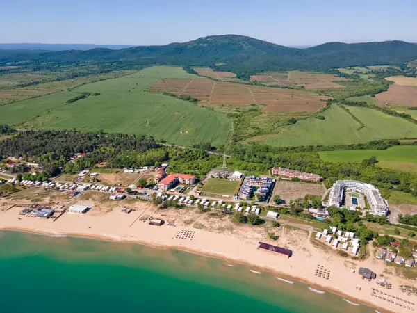 Bulgaristan 'ın Burgaz Bölgesi Gradina (Bahçe) Plajı yakınlarındaki Karadeniz kıyı şeridinin havadan görüntüsü