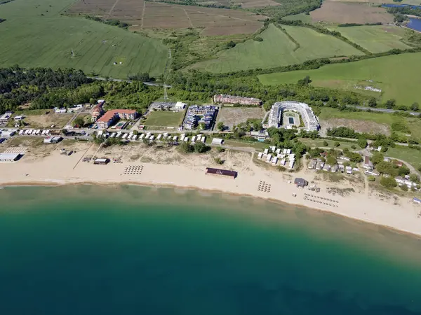 Bulgaristan 'ın Burgaz Bölgesi Gradina (Bahçe) Plajı yakınlarındaki Karadeniz kıyı şeridinin havadan görüntüsü