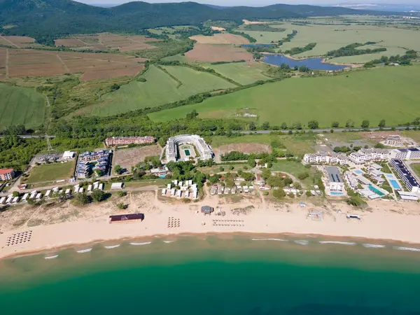 Bulgaristan 'ın Burgaz Bölgesi Gradina (Bahçe) Plajı yakınlarındaki Karadeniz kıyı şeridinin havadan görüntüsü