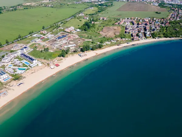 Bulgaristan 'ın Burgaz Bölgesi Gradina (Bahçe) Plajı yakınlarındaki Karadeniz kıyı şeridinin havadan görüntüsü