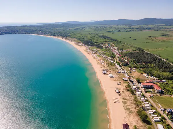 Bulgaristan 'ın Burgaz Bölgesi Gradina (Bahçe) Plajı yakınlarındaki Karadeniz kıyı şeridinin havadan görüntüsü