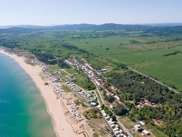 Bulgaristan 'ın Burgaz Bölgesi Gradina (Bahçe) Plajı yakınlarındaki Karadeniz kıyı şeridinin havadan görüntüsü