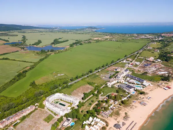 Bulgaristan 'ın Burgaz Bölgesi Gradina (Bahçe) Plajı yakınlarındaki Karadeniz kıyı şeridinin havadan görüntüsü