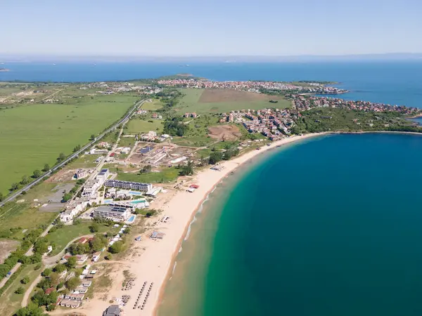Bulgaristan 'ın Burgaz Bölgesi Gradina (Bahçe) Plajı yakınlarındaki Karadeniz kıyı şeridinin havadan görüntüsü