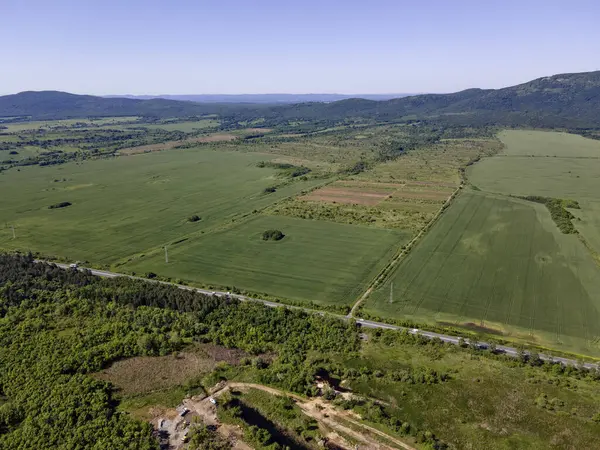 Bulgaristan 'ın Burgaz Bölgesi Gradina (Bahçe) Plajı yakınlarındaki Karadeniz kıyı şeridinin havadan görüntüsü