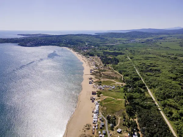 Bulgaristan 'ın Burgaz Bölgesi Gradina (Bahçe) Plajı yakınlarındaki Karadeniz kıyı şeridinin havadan görüntüsü