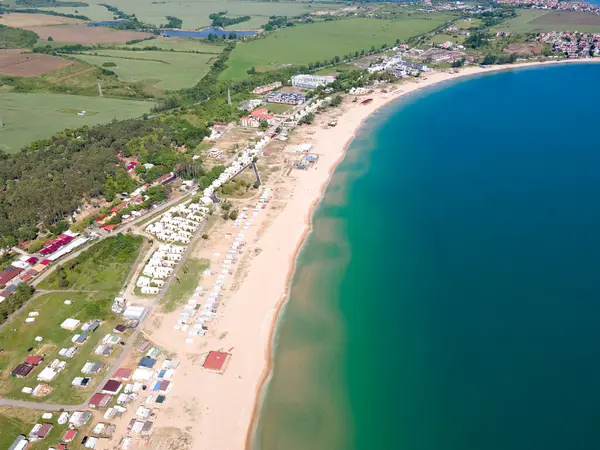Bulgaristan 'ın Burgaz Bölgesi Gradina (Bahçe) Plajı yakınlarındaki Karadeniz kıyı şeridinin havadan görüntüsü