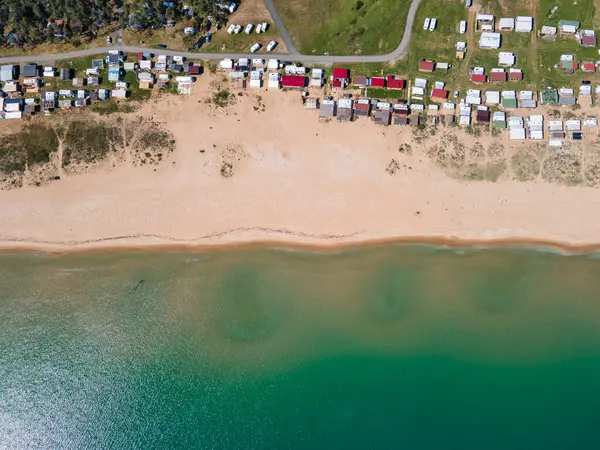 Bulgaristan 'ın Burgaz Bölgesi Gradina (Bahçe) Plajı yakınlarındaki Karadeniz kıyı şeridinin havadan görüntüsü