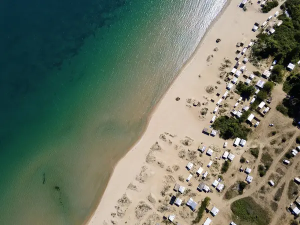 Bulgaristan 'ın Burgaz Bölgesi Gradina (Bahçe) Plajı yakınlarındaki Karadeniz kıyı şeridinin havadan görüntüsü