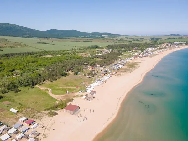 Bulgaristan 'ın Burgaz Bölgesi Gradina (Bahçe) Plajı yakınlarındaki Karadeniz kıyı şeridinin havadan görüntüsü