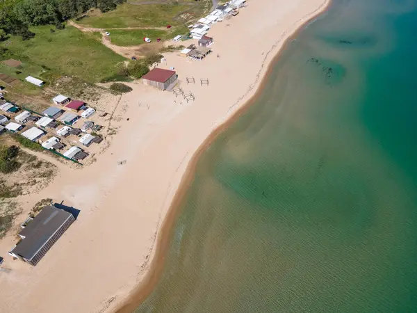 Bulgaristan 'ın Burgaz Bölgesi Gradina (Bahçe) Plajı yakınlarındaki Karadeniz kıyı şeridinin havadan görüntüsü