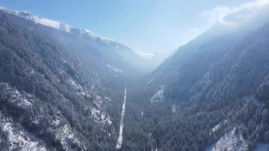 Bulgaristan 'ın Sofya Bölgesi Beli Iskar nehri yakınlarındaki Rila Dağı' nın kış manzarası