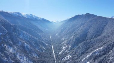 Bulgaristan 'ın Sofya Bölgesi Beli Iskar nehri yakınlarındaki Rila Dağı' nın kış manzarası