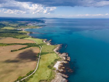 Bulgaristan 'ın Burgaz Bölgesi' nin Varvara kasabası yakınlarındaki Karadeniz kıyı şeridinin hava manzarası