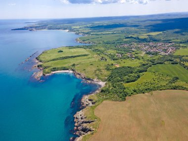 Bulgaristan 'ın Burgaz Bölgesi' nin Varvara kasabası yakınlarındaki Karadeniz kıyı şeridinin hava manzarası