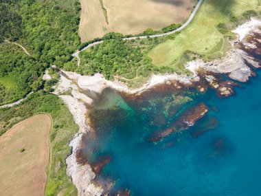 Bulgaristan 'ın Burgaz Bölgesi' nin Varvara kasabası yakınlarındaki Karadeniz kıyı şeridinin hava manzarası