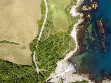 Bulgaristan 'ın Burgaz Bölgesi' nin Varvara kasabası yakınlarındaki Karadeniz kıyı şeridinin hava manzarası