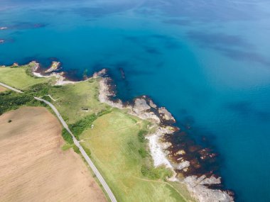 Bulgaristan 'ın Burgaz Bölgesi' nin Varvara kasabası yakınlarındaki Karadeniz kıyı şeridinin hava manzarası