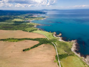 Bulgaristan 'ın Burgaz Bölgesi' nin Varvara kasabası yakınlarındaki Karadeniz kıyı şeridinin hava manzarası
