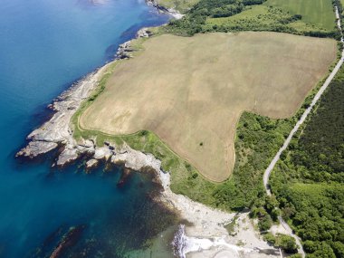 Bulgaristan 'ın Burgaz Bölgesi' nin Varvara kasabası yakınlarındaki Karadeniz kıyı şeridinin hava manzarası