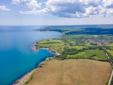 Bulgaristan 'ın Burgaz Bölgesi' nin Varvara kasabası yakınlarındaki Karadeniz kıyı şeridinin hava manzarası