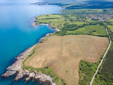 Bulgaristan 'ın Burgaz Bölgesi' nin Varvara kasabası yakınlarındaki Karadeniz kıyı şeridinin hava manzarası